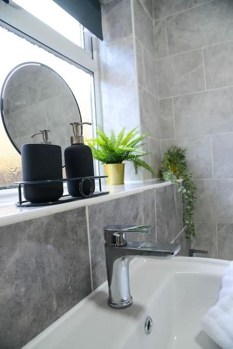 Delightful 2 Bed Town Centre House, Sleeps 4 Lejlighed Barnsley Eksteriør billede