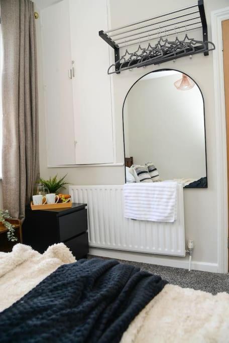 Delightful 2 Bed Town Centre House, Sleeps 4 Lejlighed Barnsley Eksteriør billede