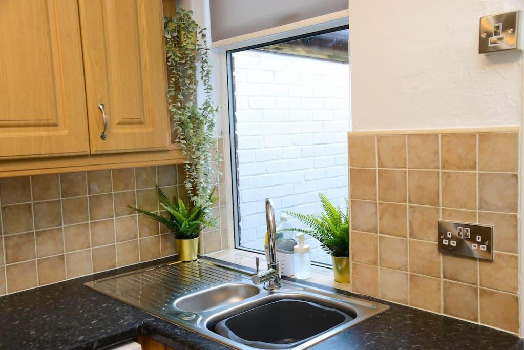Delightful 2 Bed Town Centre House, Sleeps 4 Lejlighed Barnsley Eksteriør billede