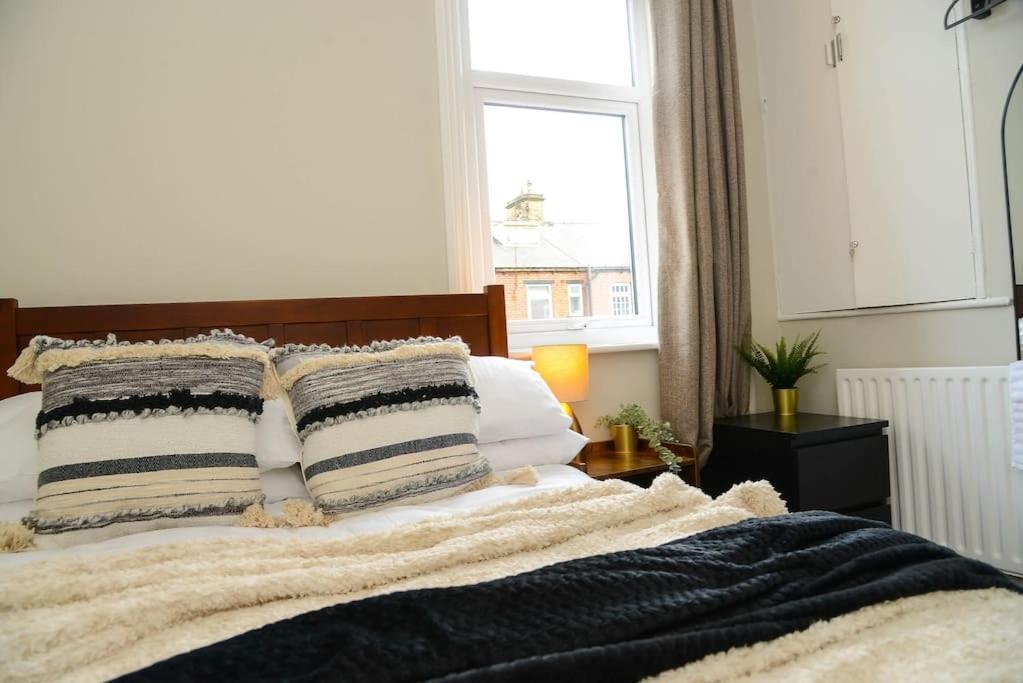 Delightful 2 Bed Town Centre House, Sleeps 4 Lejlighed Barnsley Eksteriør billede