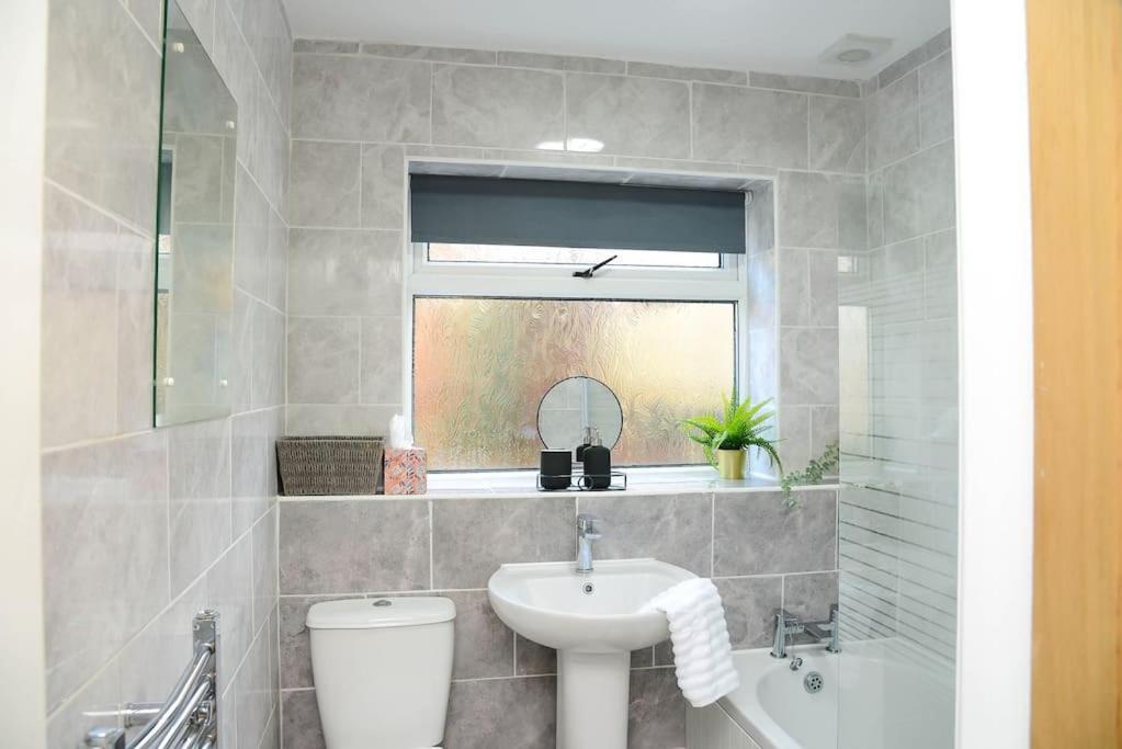 Delightful 2 Bed Town Centre House, Sleeps 4 Lejlighed Barnsley Eksteriør billede