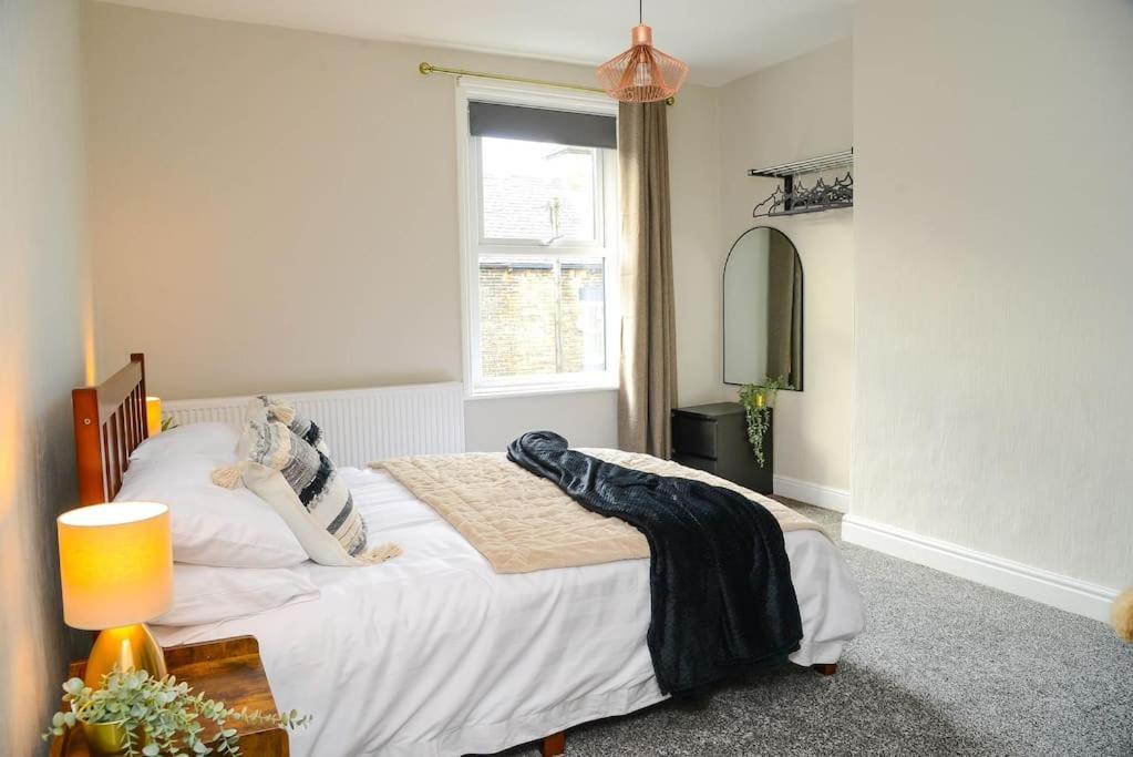 Delightful 2 Bed Town Centre House, Sleeps 4 Lejlighed Barnsley Eksteriør billede